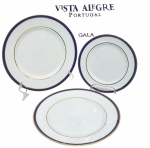 VISTA ALEGRE - PORTUGAL - ´´GALA´´ - Charmoso e raro lote composto por 3 pratos rasos, feitos em porcelana de excepcional qualidade e renomada manufatura, adornados por lindo trabalho em azul cobalto com ricos filetes á ouro. Perfeito estado de conservação. Sendo 2 medindo 26 cm de diâmetro cada e 1 medindo 20,5 cm.