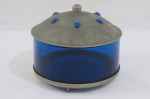 Bomboniere redonda, em vidro  na cor azul cobalto, guarnições da base e  tampa em metal prateado cinzelado. Med. 15 x 17 cm diâmetro.