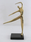 Escultura representando dançarina em bronze polido e dourado. Base quadrangular em resina na cor preta. Med. 27 cm alt.
