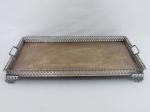Grande Tabuleiro de metal espessurado a prata, com alças, fundo cinzelado, cercadura alta e pá vazados. Med. 7 x 65 x42 cm. desgaste na prateação.