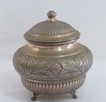 BALEIRO em metal espessurado a prata, bojo gomado e cinzelado com flores, três pés em garra. Med. 20 x 17 cm diâmetro.