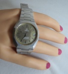 Relógio Omega Constellation Chronometer , produzido na década de 70 , com calendário, numeração 1333., o mesmo encontra-se parado é necessário colocar bateria, vendido no estado. Med. 3,5 cm diâmetro.