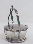 Queijeira em metal espessurado a prata , tampa articulada, com alças e recipiente em cristal lapidado. Med. 18 x 13 cm diâmetro.
