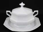 Sopeira com presentoir em porcelana branca no formato octagonal, alças laterais e pega da tampa no formato de pinha. Acompanha presentoir  Med: sopeira  19 x 26 cm diâmetro- presentoir 32 cm diâmetro.
