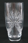 Vaso em bloco de cristal translúcido, lapidado com frisos, acidado com desenhos em motivos florais. Med. 21 x 10,5 cm diâmetro.