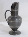 VRMGX- Jarra " decanter" com alça em estanho. Med. 27 x 13 cm.