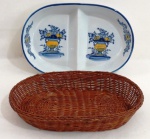MADE EXCLUSIVE BANANA COLLECTION - Petisqueira dupla em porcelana esmaltada e vitrificada provavelmente Portuguesa de Alcobaça, decoração em azul e amarelo, com arranjos de flores, suporte em vime trançado que confere belo acabamento a peça. Med. 5 x 27 x 18 cm.