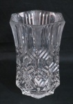 MADE IN FRANCE- Jarra em cristal europeu, bojo moldado em sulcos, base sextavada, decoração geométrica. Marcada na base. Med. 20 cm alt x 15 cm diâm.