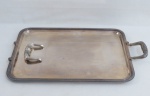 CRISTOFLE- Imponente bandeja em metal espessurado a prata, fundo liso, borda cinzelada e alças laterais. Necessita fixar uma das alças, vendida no estado. Med. 55 x 33 cm.
