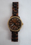 MICHAEL KORS modelo MK-5038. Caixa e pulseira em aço inoxidável, bracelete em tom tartaruga. Mostrador marrom com marcadores de hora em cristais, três subdials para dia da semana, data e formato 24h.,.Resistência à água de até 100 metros. Medidas: 3,5 cm. Funcionando.
