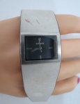 DKNY (DONNA KARAN NEW YORK), relógio modelo NY 3279, pulseira em couro branco. Funcionando. Med. 2,5 x 2,50.