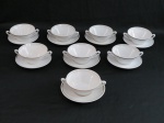 Oito (08) consumes em porcelana branca decorada com frisos dourados. Acompanha seus presentoir sendo quatro Rio Branco e quatro em porcelana Mauá.
