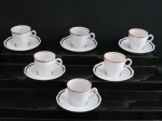 Conjunto com seis xícaras para café em porcelana branca decorada com frisos dourados. Xícaras porcelana Rio Branco e pires Steatita.