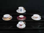 Cinco (05) graciosas xícaras de coleção em porcelana, sendo três japonesas.