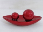 Conjunto com três peças decorativa em cerâmica no tom vermelho metalizado, composto por bandeja canos ( 6 x 28 x 12 cm.) e duas esferas em dois tamanhos.