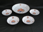 SCHMIDT- Conjunto de saladeira e quatro bowls em porcelana branca decorado o centro com frutas e frisos dourados. Década de 60. Med. saladeira 6,5 cm altura x 25 cm de diâmetro- bowls 4 cm alt x 13 cm diâmetro.