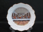 VISTA ALEGRE- Prato de coleção em porcelana portuguesa, representando A Última Ceia, baseada na obra do Mestre Renascentista Leonardo Da Vinci , bordas moldadas na pasta e frisos em dourado. Med. 21 cm diâmetro.
