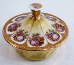 D.PEDRO- Uma (1) caixa porta joias, tampa com ornamentação policromada em cena de galanteio, possivelmente baseada na obra de FRAGONARD (Jean Honoré Fragonard, Grasse 1732 Paris 1806), com farta douração em guirlandas. Med. 10 x 10,5 cm.