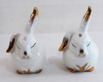 VISTA ALEGRE-Gracioso par de floreiras executada na forma de coelho, confeccionada em porcelana portuguesa  esmaltagem branca. Med. 13 cm alt x 8 cm diâmetro.