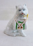 VISTA ALEGRE- Paliteiro de coleção, confeccionada em fina porcelana portuguesa  policromada e filetada a ouro, representando gato com cesto. Marcado e numerado. Med. 13 cm alt .