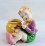 JAPAN-  Floreira confeccionadas em porcelana japonesa representando menino com pato em policromia. Med. 12 x 10 cm diâmetro.