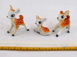 JAPAN -VINTAGE- Três (03) miniaturas em porcelana japonesa policromada representando " Cervos", década 60. Med. maior 5,5 cm.