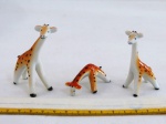JAPAN -VINTAGE- Três (03) miniaturas em porcelana japonesa policromada representando " Girafas", década 60. Med. maior 7 cm.