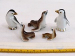 JAPAN -VINTAGE- Cinco (05) miniaturas em porcelana japonesa policromada representando " família de focas e pinguins", década 60. Med. maior 5 cm.
