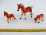 JAPAN -VINTAGE- Três (03) miniaturas em porcelana japonesa policromada representando " Cavalos", década 60. Med. maior 6,5 cm. O maior com o rabo colado.