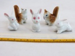 JAPAN -VINTAGE- Cinco (05) miniaturas em porcelana japonesa policromada representando " Coelhos e esquilos", década 60. Med. maior 4,5 cm.