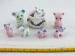 JAPAN -VINTAGE- Sete (07) miniaturas em porcelana japonesa policromada representando " Gatinhos, cãozinho e um ursinho dentro do penico", década 60. Med. maior 4 cm.