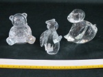 Três (03) pesos em vidro de Murano translúcido sendo; cão, urso e anjo. Med. 7 cm alt.
