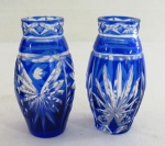 Par de vasos em cristal tcheco double em azul translucido com lapidação facetada, fundo estrelado. Med. 12 cm altura cada. Com infímo bicado na base.