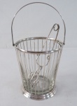 CRISTOFOLI- um (1) balde para gelo , confeccionado em vidro translucido, armação em metal espessurado a prata,bojo aramado com alça. Acompanha pegador de gelo. Med. 15 x 14 cm.