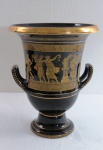 HAND MADE IN GREECE 24 K GOLD SPYROPOULOS - Antiga ânfora em porcelana fabricada na Grécia, na tonalidade preta, decorada com cenas gregas, guirlandas e frisos em ouro 24K. Med. 27 cm alt x 22 cm diâmetro.