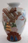 SATSUMA MORIAGE - Raro vaso em porcelana  japonesa ricamente policromada decorado com dragão em relevo, ricamente esmaltado representando figura feminina em trajes típicos, pagodes e paisagens florais,  Japão Séc. XIX. Med.: 30 x 21cm.