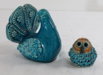 Duas esculturas de cerâmica vitrificada na cor azul, com refinados traços estilizados, representando Pomba e Coruja. Marcado na base Bariloche. Medidas cavalo 11 x 10 x 11 e coruja 6 cm alt.