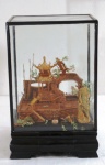 VINTAGE-DIORAMA- Em caixa de vidro com estrutura em laca na cor preta, decorado com arbustos em cortiça e pagodes em bambu. Algumas folhagens soltas. Med. 19,5 x 13 x 10,5 cm.
