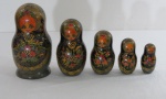 Matrioskas Russas, técnica mista, compostas por 5 bonecas, tamanhos variados. Med. entre 20 e 9 cm alt. Duas com mínimas falhas na policromia.
