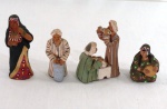 Quatro ( 04) esculturas marroquinas em terracota decorados em policromia representando " Figuras Típicas". Med. maior 10 cm altura, menor 6 cm alt.