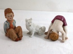 PIANO BABY VINTAGE ARDALT LENWILE-  Escultura em biscuit japones policromado, século XIX, representando "menino agachado". Dedos da mão esquerda do Baby quebrada., um cão na cor branca, e um menino. Marcada e numerada na base. Med. 10 cm alt.