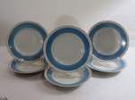 MAUÁ- Seis (06) pratos fundos em porcelana branca, decorada com larga faixa na cor azul, borda moldada na pasta em guirlandas com frisos dourados. Med. 23 cm diâmetro.