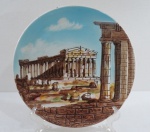 VINTAGE- Medalhão em faiança ricamente decorado em alto relevo com paisagem grega " Partenon" em alto relevo. Marcado na base. Med. 27,5 cm diâmetro.