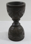 Antigo pilão em madeira de lei ricamente entalhado. Med. 22 cm alt x 10,5 cm diâmetro.
