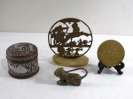 Quatro (04) peças em metal com figuras egípcia sendo: um escultura redonda com biga, base em alabastro, caixa porta objetos em cobre decorado com figuras egípcias, um porta copos com florais e raro e antigo cadeado indiano em bronze formato de leão. Med. maior 14 cm alt.