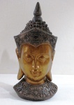 Escultura em resina representando cabeça de Buda Tibetano patinado em dourado. Med. 33 cm alt.