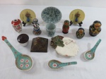 MISCELÂNEA DIVERSAS- Pequeno castiçal, saboneteira em porcelana marcada Argentina ( 16 x 12 cm), pirâmide em resina, duas placas japonesas, vaso com flores, três colheres  em porcelana chinesa, ( 22 cm a maior), saleiro, pequeno vaso chinês ( 10 cm alt), três matrioskas ( 10 cm maior), prato e caneca com paisagem dinamarquesa. Total 15 peças.
