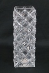 Vaso em  cristal translúcido formato retangular, decorado em losangulos e treliças. Med. 21 cm alt.
