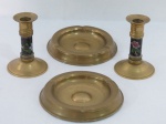 Par de castiçais em metal dourado, base redonda, coluna em croisonné decorados com passaros  e flores ( 12 cm alt) e par de cinzeiros redondos em metal cinzelado. ( 15,5 cm diâmetro).