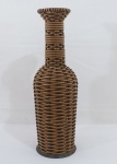 Jarra decorativa , estrutura em metal, forrada em junco e fibra sintética. Med. 47 x 14 cm diâmetro.